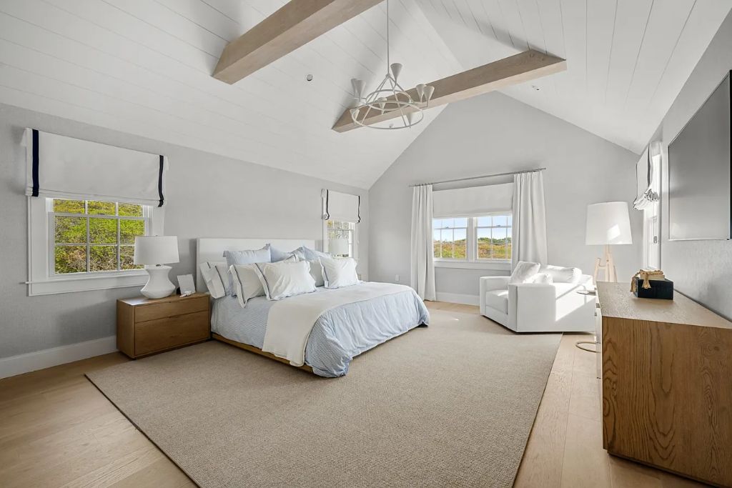 20 North Pasture Lane — Primary bedroom with vaulted ceiling